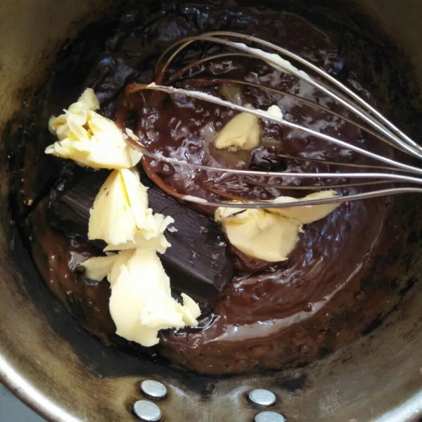 Masukkan butter dan dark cooking chocolate, aduk rata, biarkan sedikit hangat