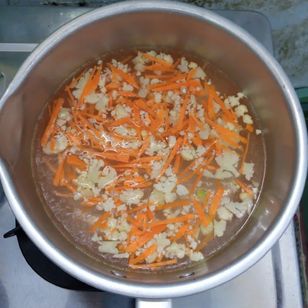 Rebus wortel dan kembang kol sampai empuk. Kemudian angkat dan tiriskan.