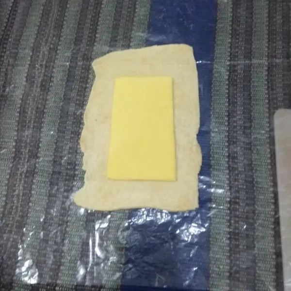 Giling memanjang adonan tepung lalu beri korsvet atasnya lalu tutup semua bagian korsvet dengan cara melipat bagian kanan, kiri, atas, bawah.