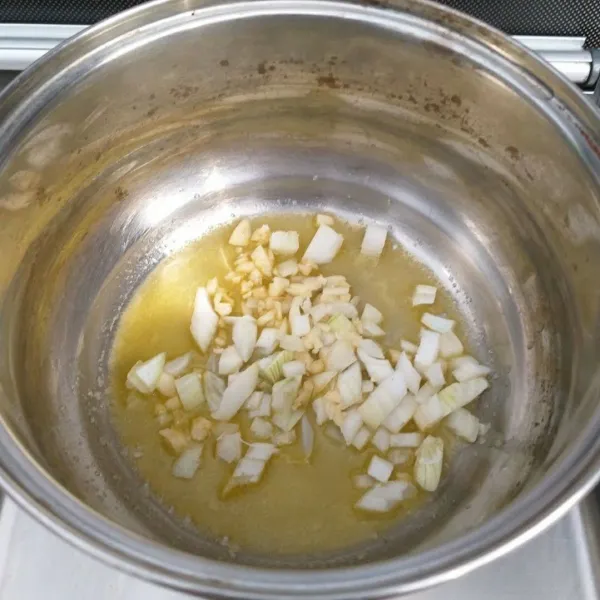 Tumis bawang putih dan bawang bombay dgn 1sdm margarin sampai harum.