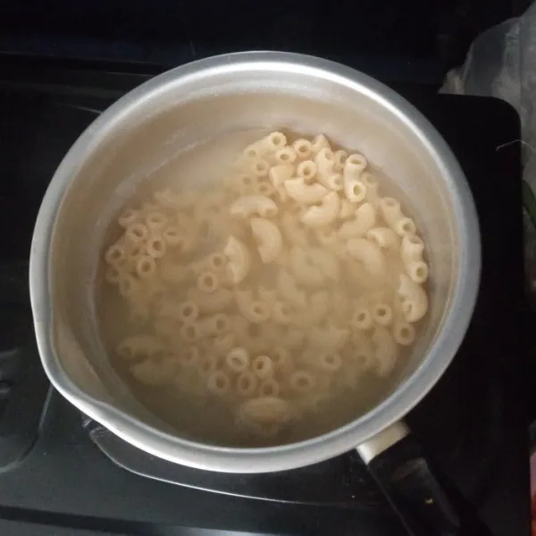 Rebus macaroni sampai setengah matang, kemudian tiriskan.