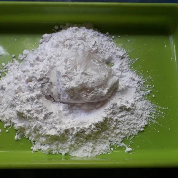 Tambahkan tepung tapioka sekitar 150-180 gram.