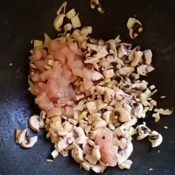 Masukkan ayam dan jamur, aduk rata.