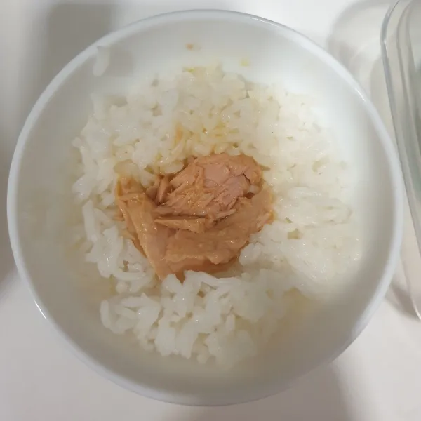 Masukan 1 Centong nasi pulen kedalam mangkuk isi dengan ikan Tuna kalengan tutup kembali dengan nasi dan padatkan.