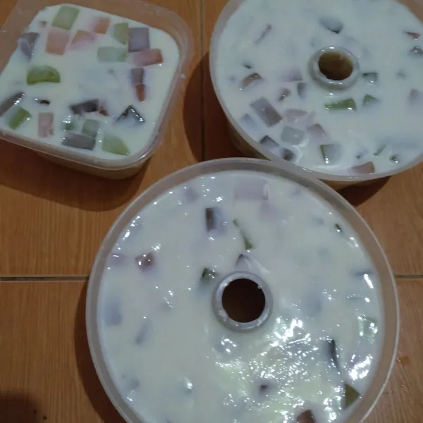 Tuang ke dlm loyang berisi potongan jelly td, aduk agar menyebar, biarkan dingin & mengeras.