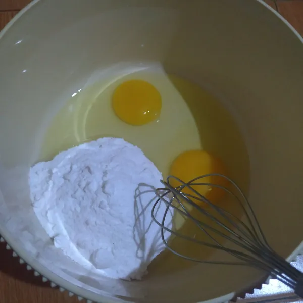 Kocok rata telur & gula,sampai gula benar² larut.