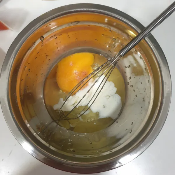 Campurkan telur, Susu Segar dan garam, kocok Telur sampai tercampur rata.