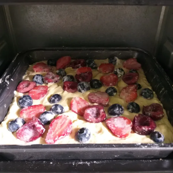 Tata buah-buahan dan panggang di oven yang sudah dipanaskan suhu 170dc selama 45menit.