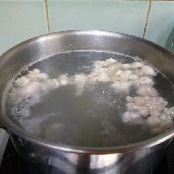 Didihkan air, rebus ayam kurang lebih 10 menit untuk mendapatkan kaldu yang gurih. Tambahkan garam, kaldu bubuk & merica bubuk.