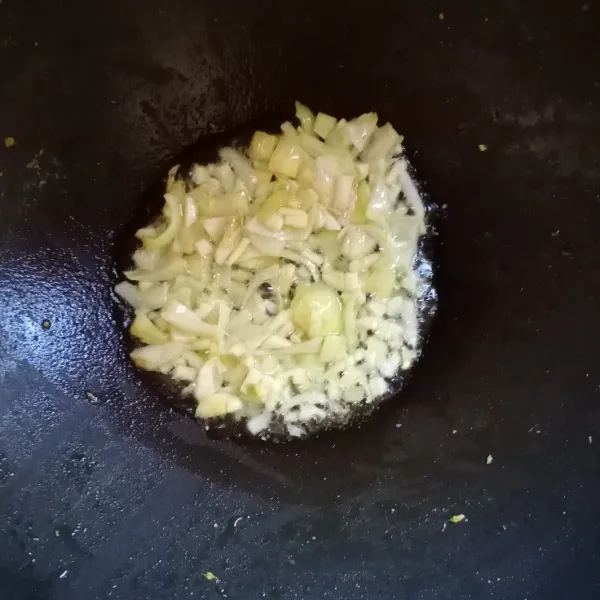 Tumis bawang bombay dan bawang merah sampai wangi.
