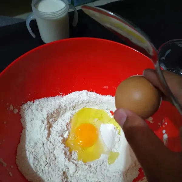 Campurkan tepung terigu, garam, vanilli, gula, telur, susu cair, dan baking powder.