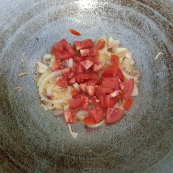 Tumis bawang merah,bawang putih dan bawang bombai sampai harum dan layu. Kemudian masukkan tomat. Beri sedikit air. Masak sampai tomat layu.