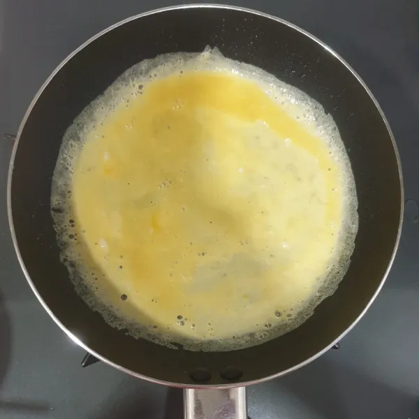 Panaskan teflon ukuran kecil, goreng telur dadar, buat menjadi 2 Lembar.