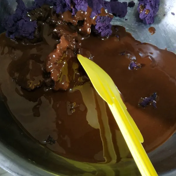Lumatkan ubi ungu. Tambahkan dcc dan margarin. Aduk rata dengan whisker.
