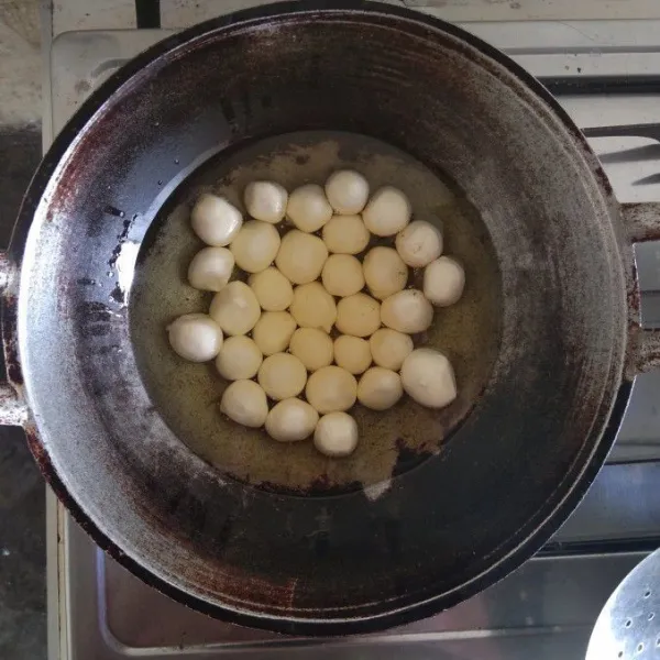 Goreng dengan minyak hingga matang (tips agar cimol tidak meledak; masukkan cimol ke wajan pada saat minyak belum panas, goreng menggunnakan api kecil dan sering untuk dibalik.