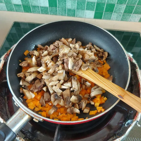Masukkan hati dan jamur cincang. Masukkan  pala bubuk, lada dan garam.Tuangi larutan tepung, aduk cepat. Sisihkan.