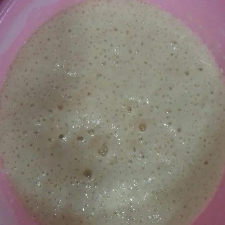 setelah berbuih, masukkan baking powder, dan margarin cair. aduk rata.