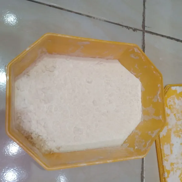 Campurkan tepung terigu, tepung beras, 1/2 sdt garam, merica dan kaldu jamur. Aduk rata.