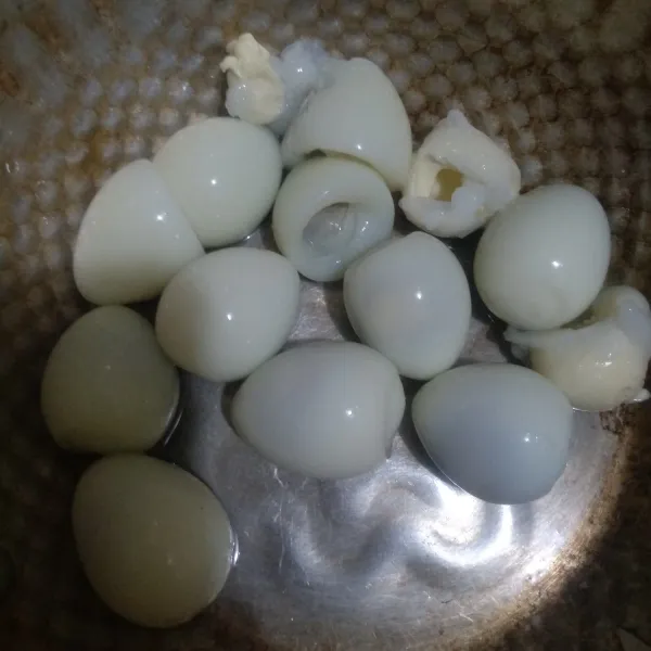 Siapkan telur puyuh yang sudah direbus dan dikupas