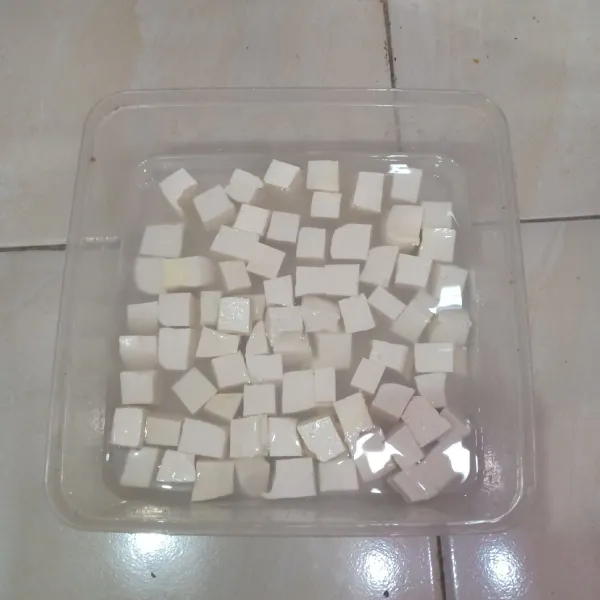 Potong tahu putih seukuran dadu lalu rendam dalam air garam selama 2 jam.