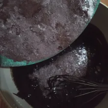 Masukkan juga campuran terigu & coklat bubuk,aduk rata kembali.