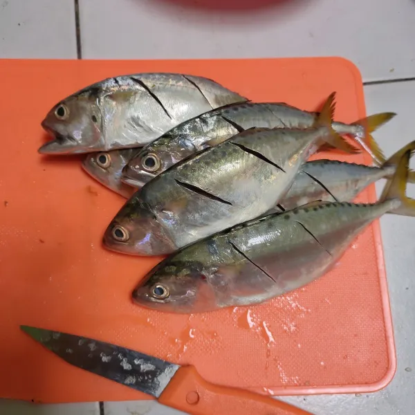 Iris permukaan ikan agar bumbu lebih meresap.