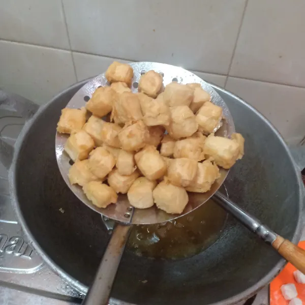 Angkat dan tiriskan minyak.