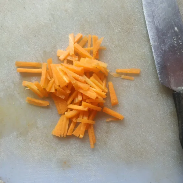 Potong memanjang wortel yang sudah dicuci.