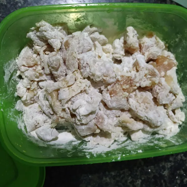 Campurkan ayam dengan bawang putih,merica, garam diamkan 15 mnt lalu beri tepung