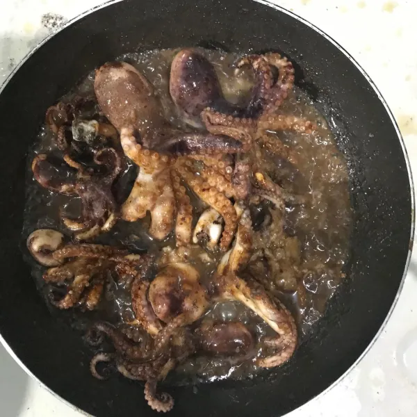 Ulangi secukupnya dalam mengoleskan saus barbeque sehingga meresap pada tiap bagian daging gurita