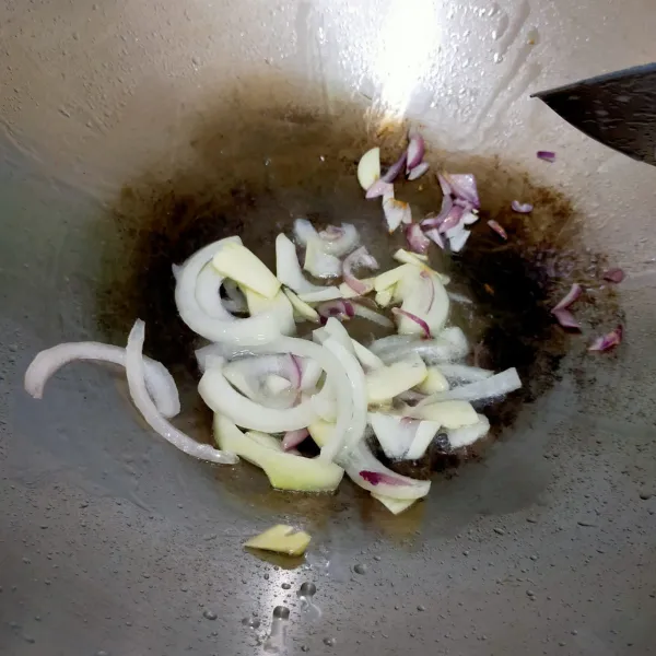 Panaskan minyak, tumis bawang bombai, bawang putih, dan bawang merah hingga harum.