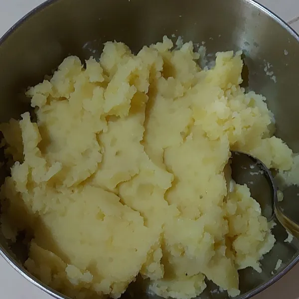 Kukus kentang sampai matang. Setelah matang, angkat dan lumat/hancurkan memggunakan garpu.