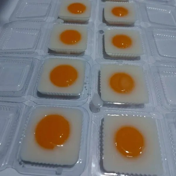 Biarkan 5-10menit sampai uap panasnya hilang, lalu tuang kemika yg telah berisi agar kuning telur.