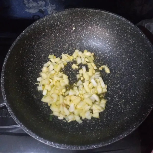 Panaskan mentega, tumis bawang putih dan bawang bombay sampai layu.