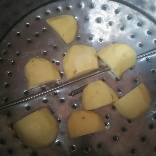 Kupas kentang lalu kukus sampai matang.