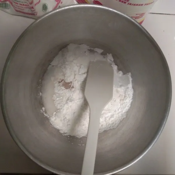 Campurkan tepung tapioka, tepung terigu protein tinggi, tepung beras, lada bubuk, garam dan 25 ml air.