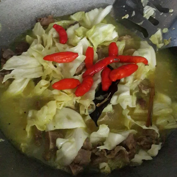 Masukan kol dan cabai rawit utuh, masak hingga setengah layu Tambahkan garam, kaldu bubuk, dan kecap
