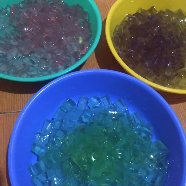 Potong dadu semua puding jelly.