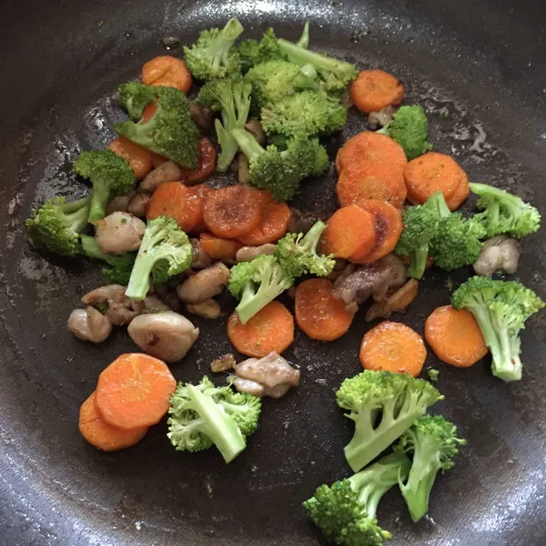Masukkan brokoli, masak hingga layu.