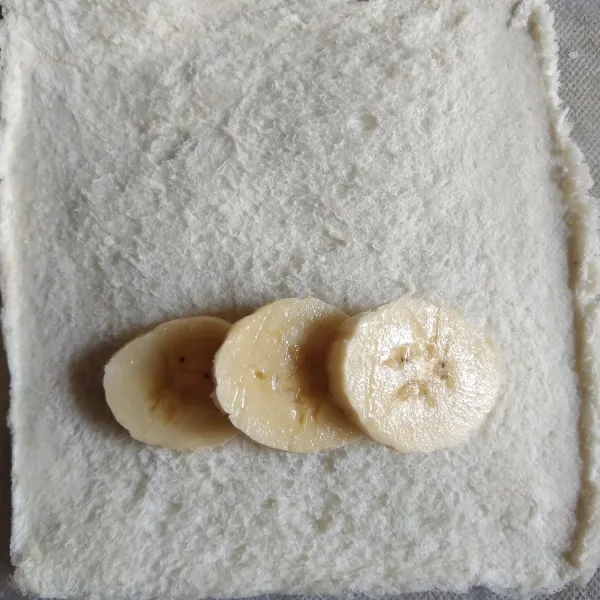 Tata potongan pisang di atas roti