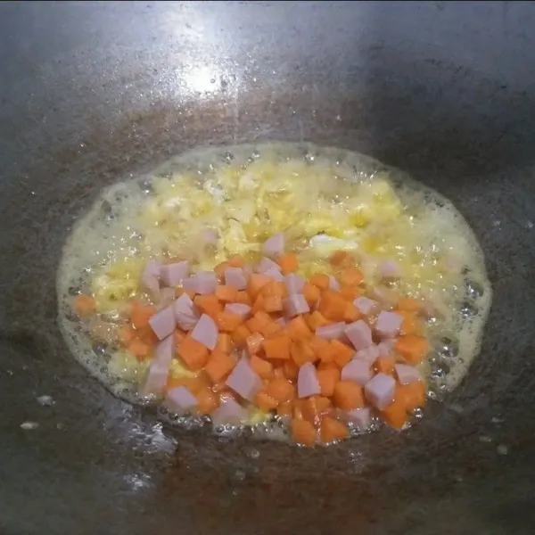 Masukkan wortel dan sosis, aduk rata. Masak sebentar agar wortel empuk.