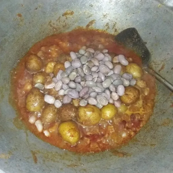 Setelah jando dan kentang empuk, masukkan kacang endul dan aduk hingga tercampur rata.