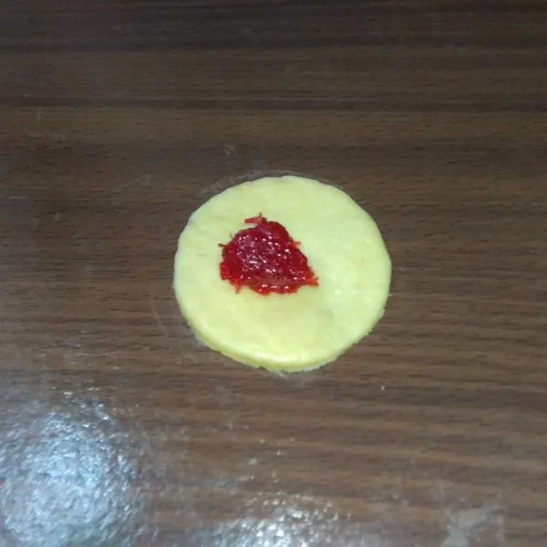 Tambahkan selai strawberry/nanas di atas adonan