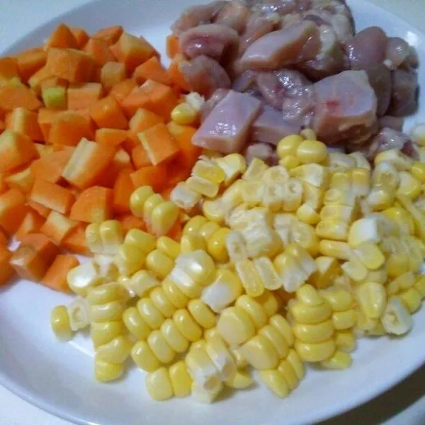 Ayam & wortel dipotong dadu, jagung diserut, sosis potong sesuai selera.