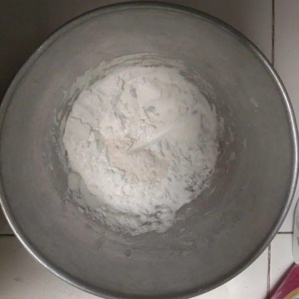Campurkan tepung tapioka dan tepung terigu berprotein tinggi.