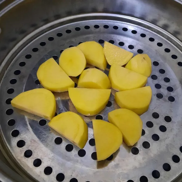 Cuci bersih kentang, potong-potong kemudian kukus hingga empuk.