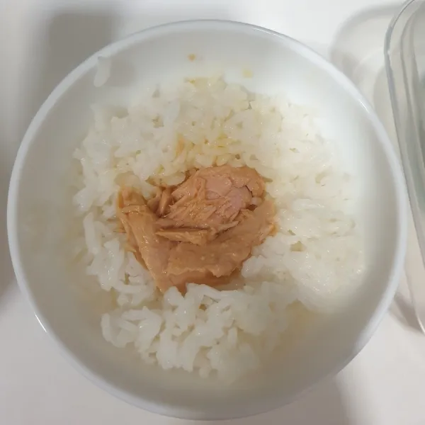 Masukan 1 Centong nasi kedalam mangkuk,isi dengan ikan Tuna kalengan tutup kembali dengan nasi dan padatkan.