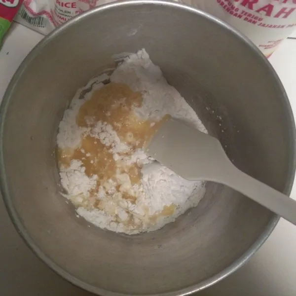 Masukkan air bawang putih dan aduk cepat sampai tercampur rata.