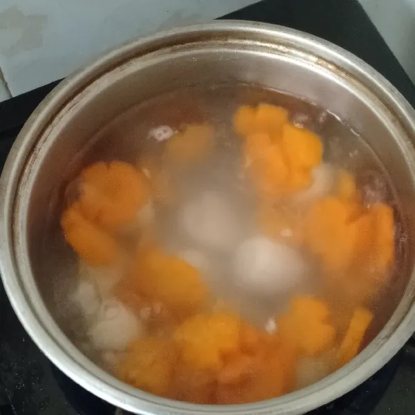Kemudian masukkan wortel dan telur puyuh, rebus sampai wortel setengah empuk.