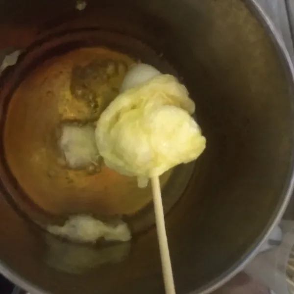 Aduk dengan sate telur puyuh untuk membuat serat pada permukaan telur puyuh
